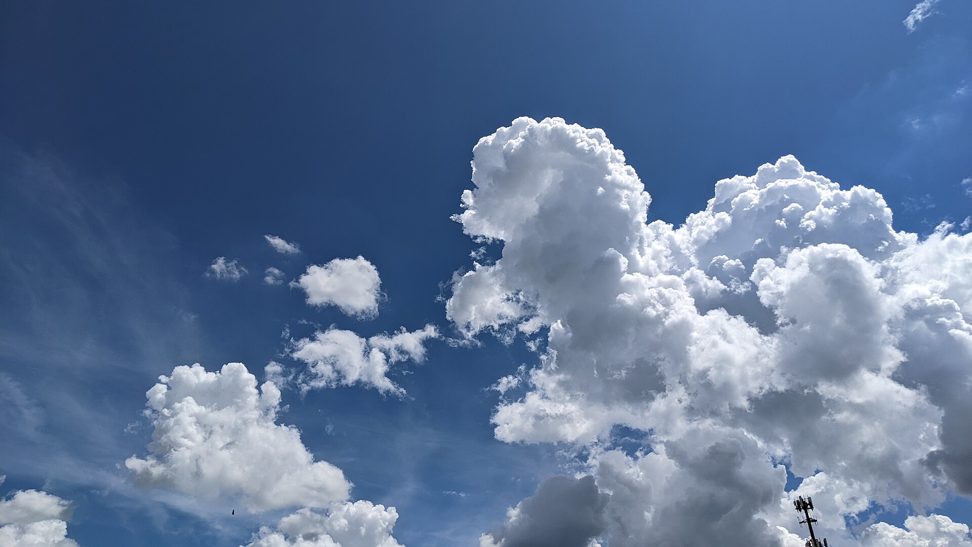 Nubes cúmulos en un cielo azul despejado