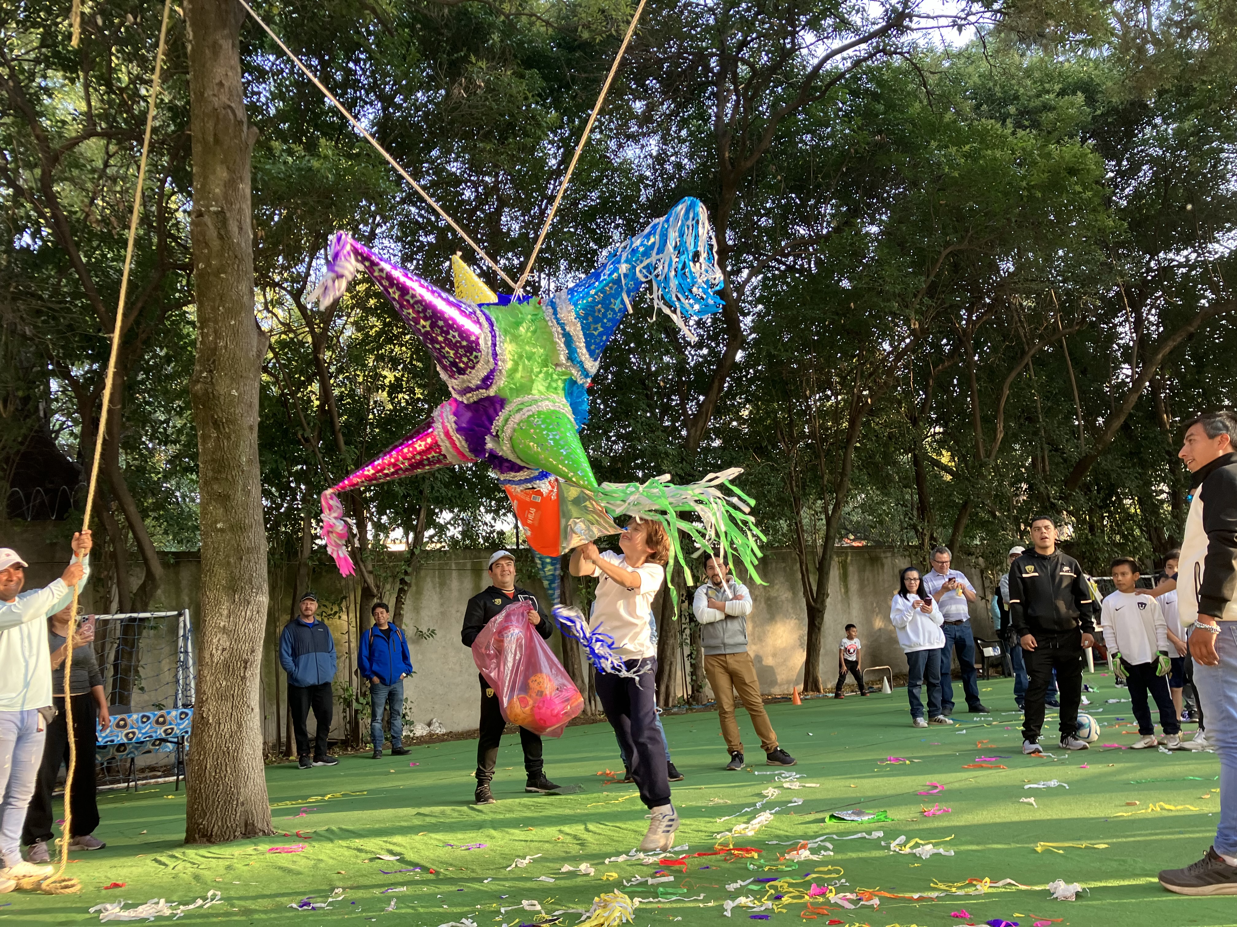 File:Breaking the piñata at a traditional Mexican Posada