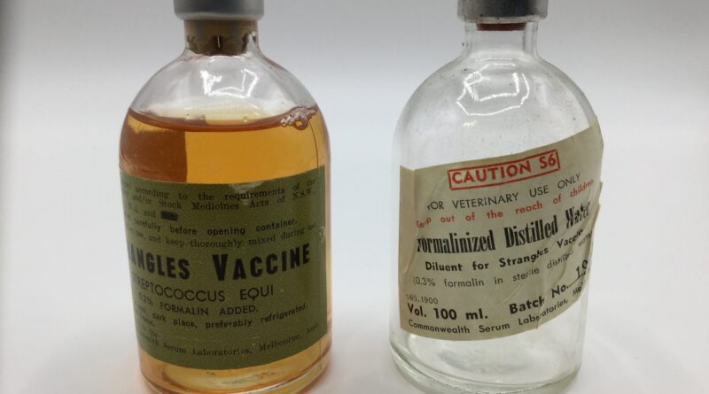 Frasco de vacuna y jeringa en laboratorio