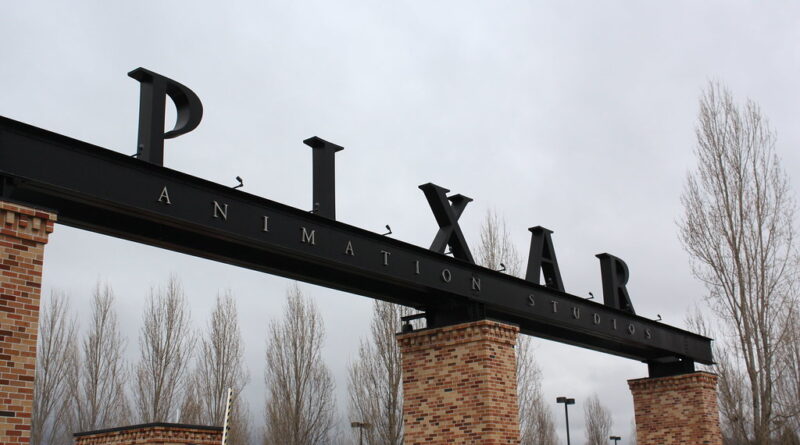 Artistas trabajando en el estudio de Pixar