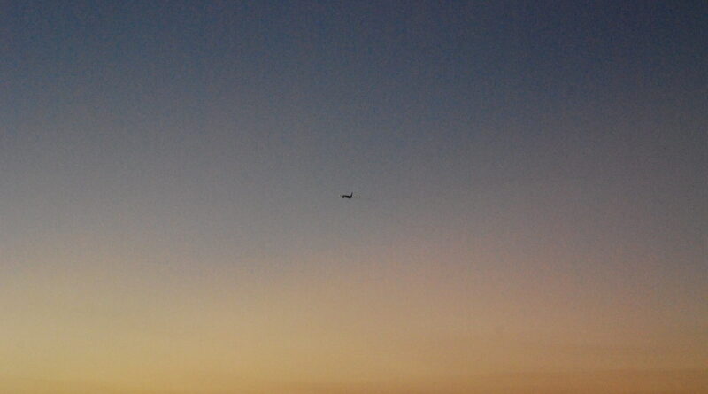 Ala de avión entre nubes