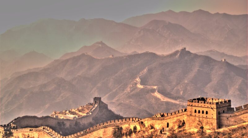 Vista aérea de la Gran Muralla China entre montañas