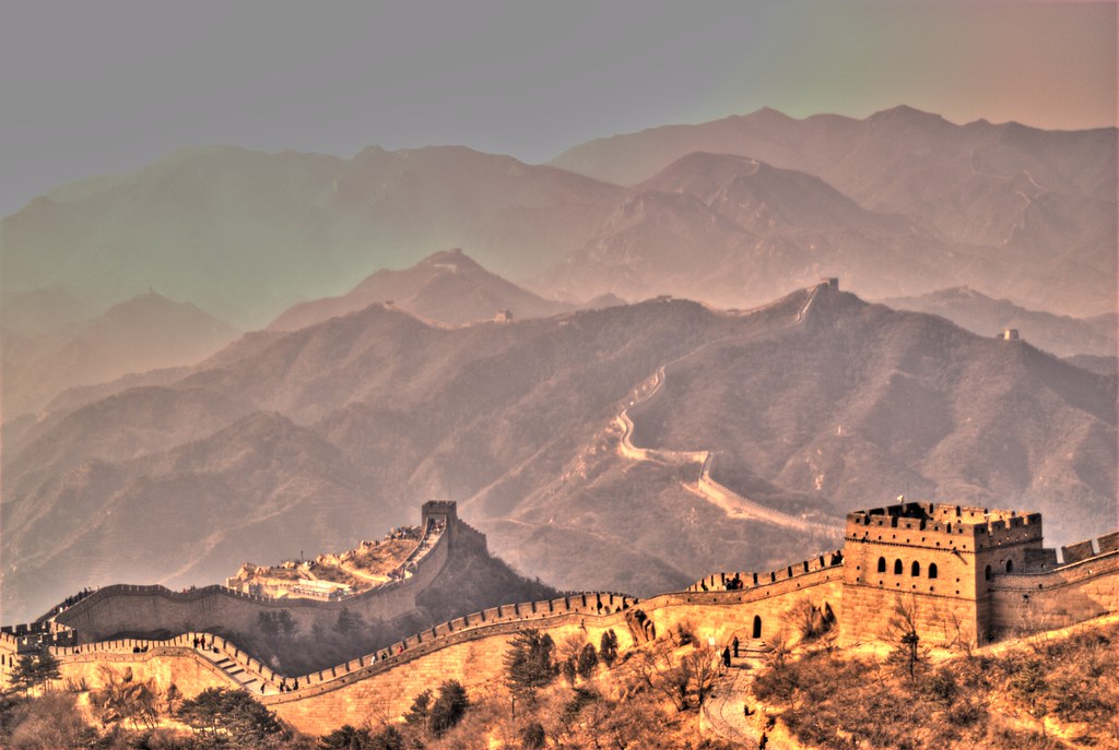 Vista aérea de la Gran Muralla China entre montañas