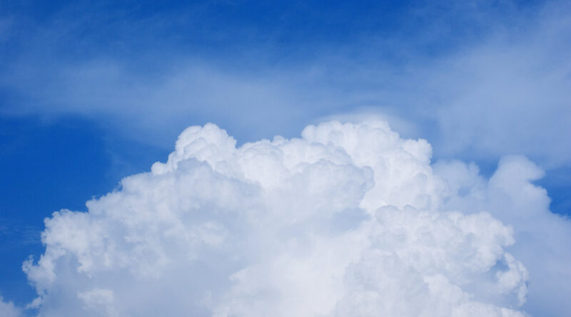 Nube cúmulo en cielo azul