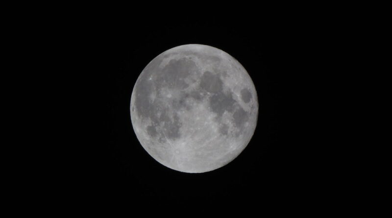 Luna llena en el cielo nocturno