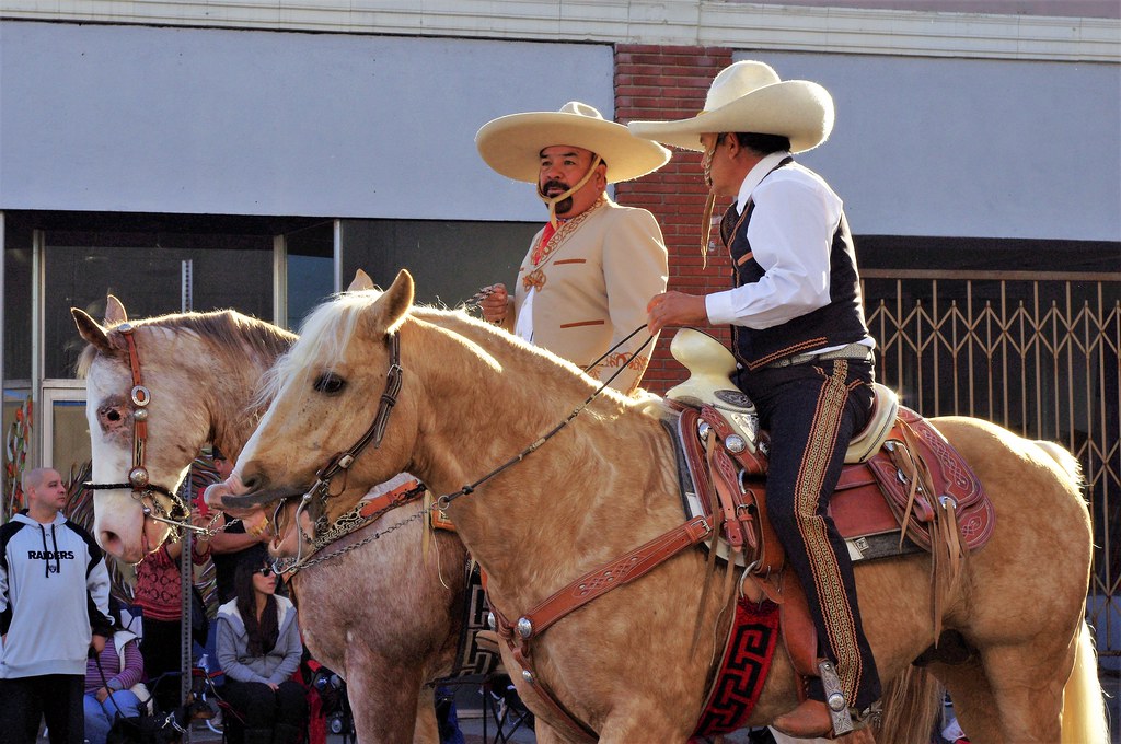 Retrato de charro con traje tradicional y sombrero
