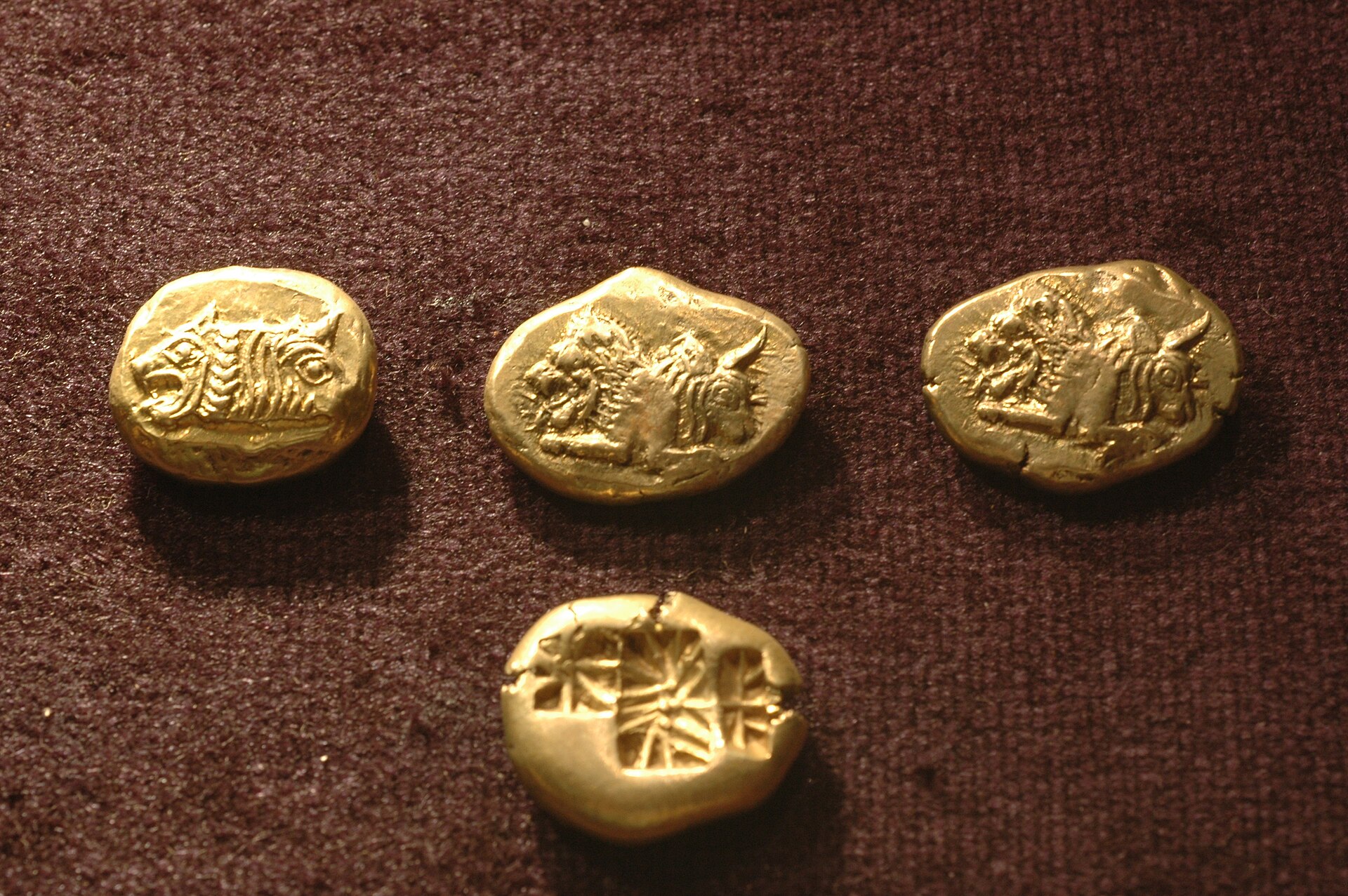 Monedas griegas antiguas en el museo arqueológico de Izmir, Turquía