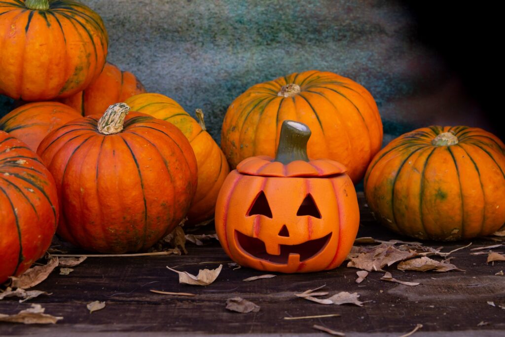 Calabazas de Halloween talladas como jack-o'-lantern