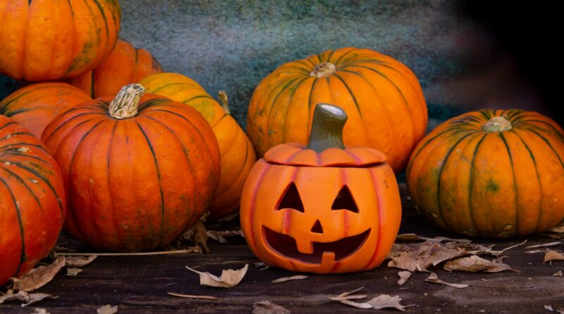 Calabazas de Halloween talladas como jack-o'-lantern