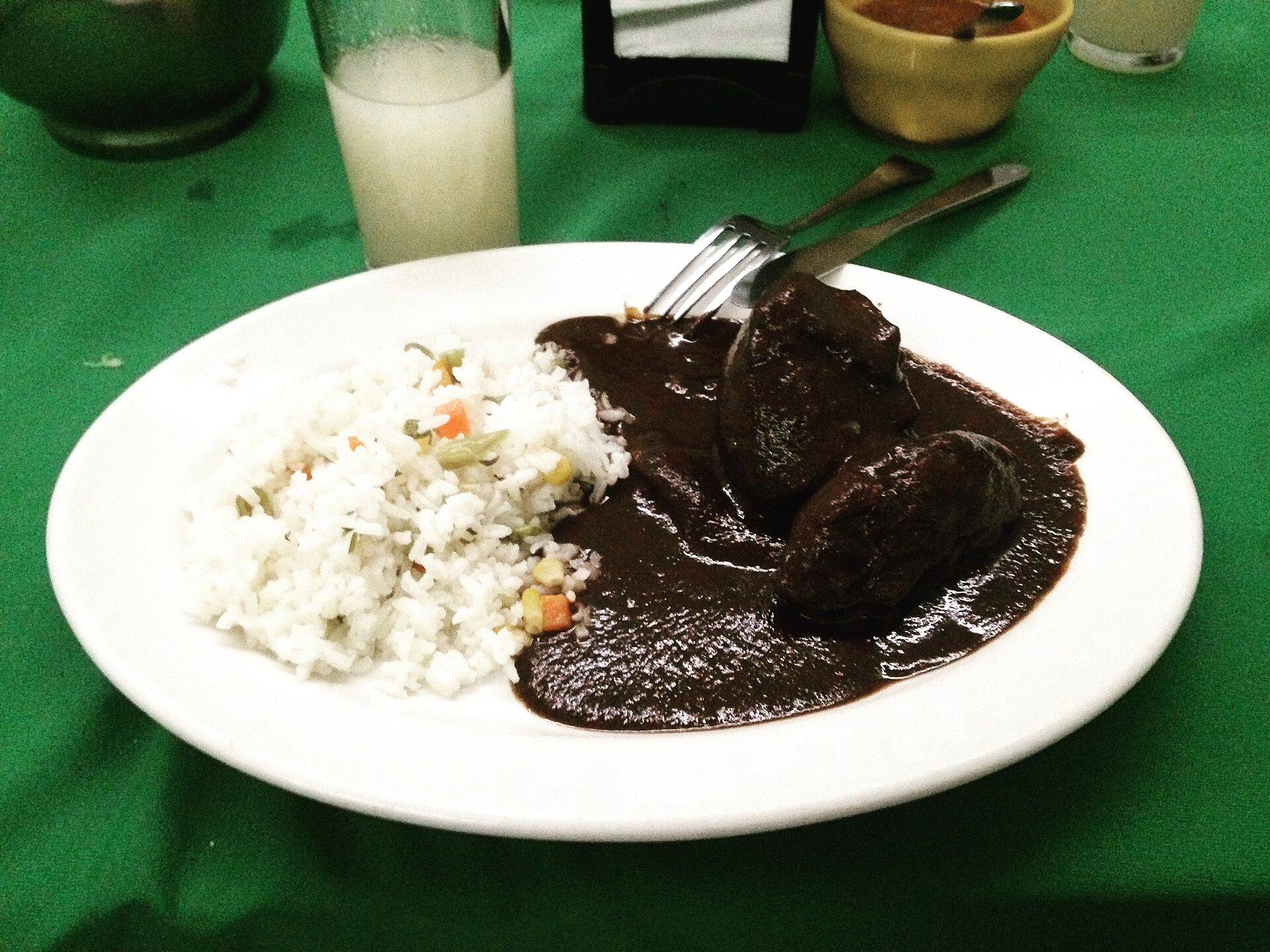 Mole negro de Oaxaca con arroz blanco