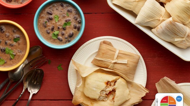 Tamales mexicanos humeantes en hoja de maíz