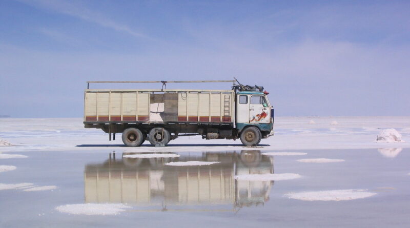 Efecto espejo en el Salar de Uyuni, Bolivia
