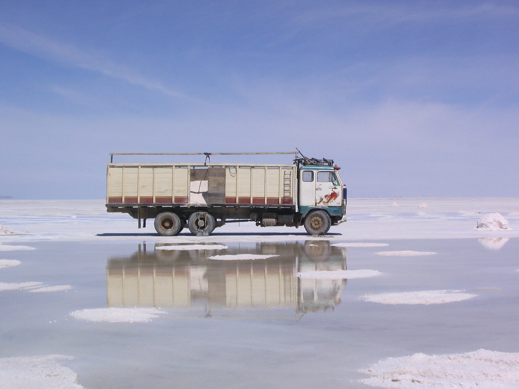 Efecto espejo en el Salar de Uyuni, Bolivia