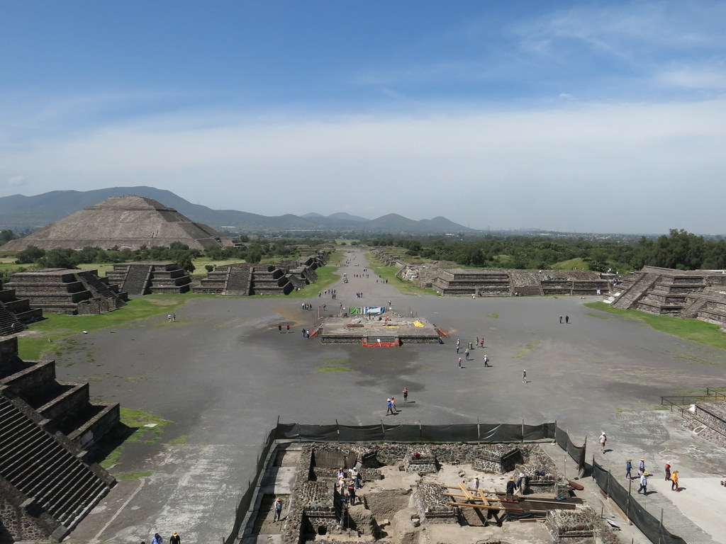 Avenue of the Dead at Teotihuacan panorama 1