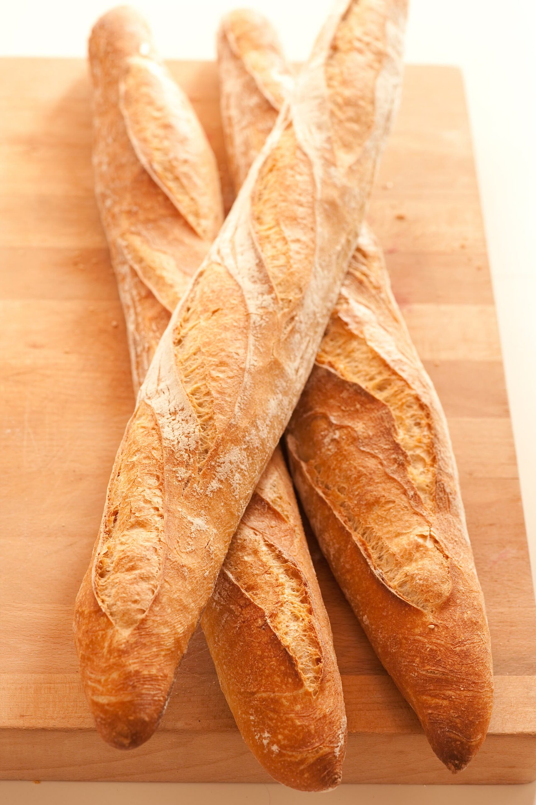 Baguettes rústicas en una panadería