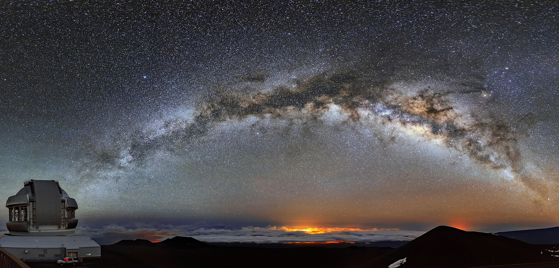 La Vía Láctea sobre un cielo nocturno despejado