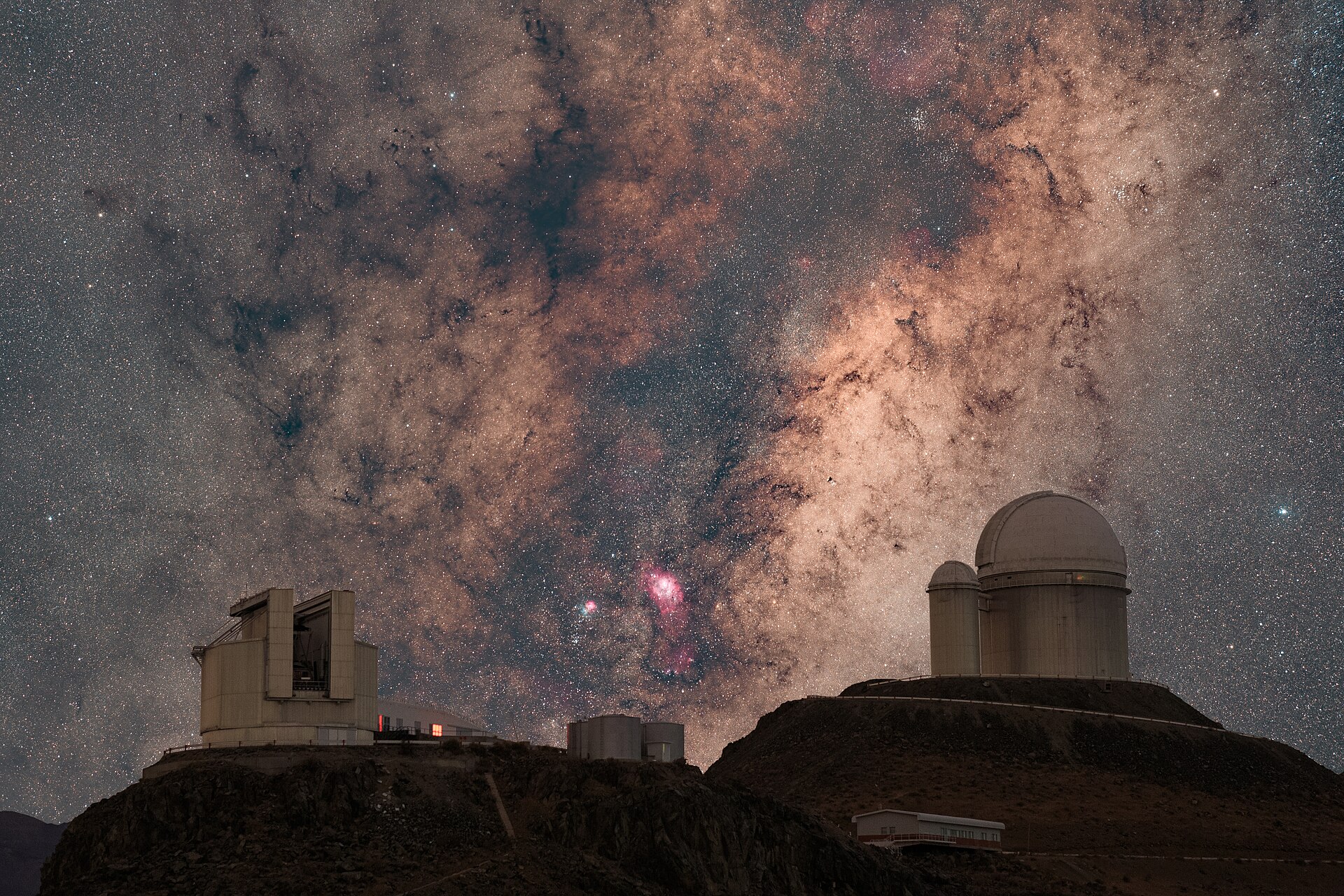 El centro de la Vía Láctea sobre el observatorio La Silla, en el desierto de Atacama