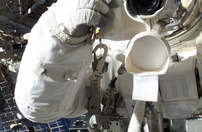 Astronauta flotando en el espacio sobre la Tierra