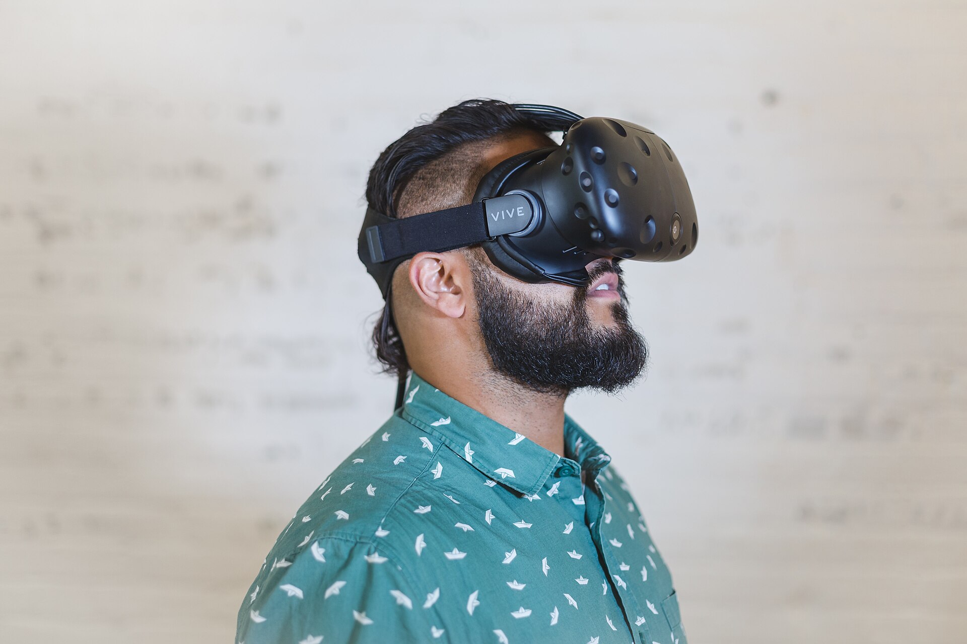 Persona usando un visor de realidad virtual HTC Vive