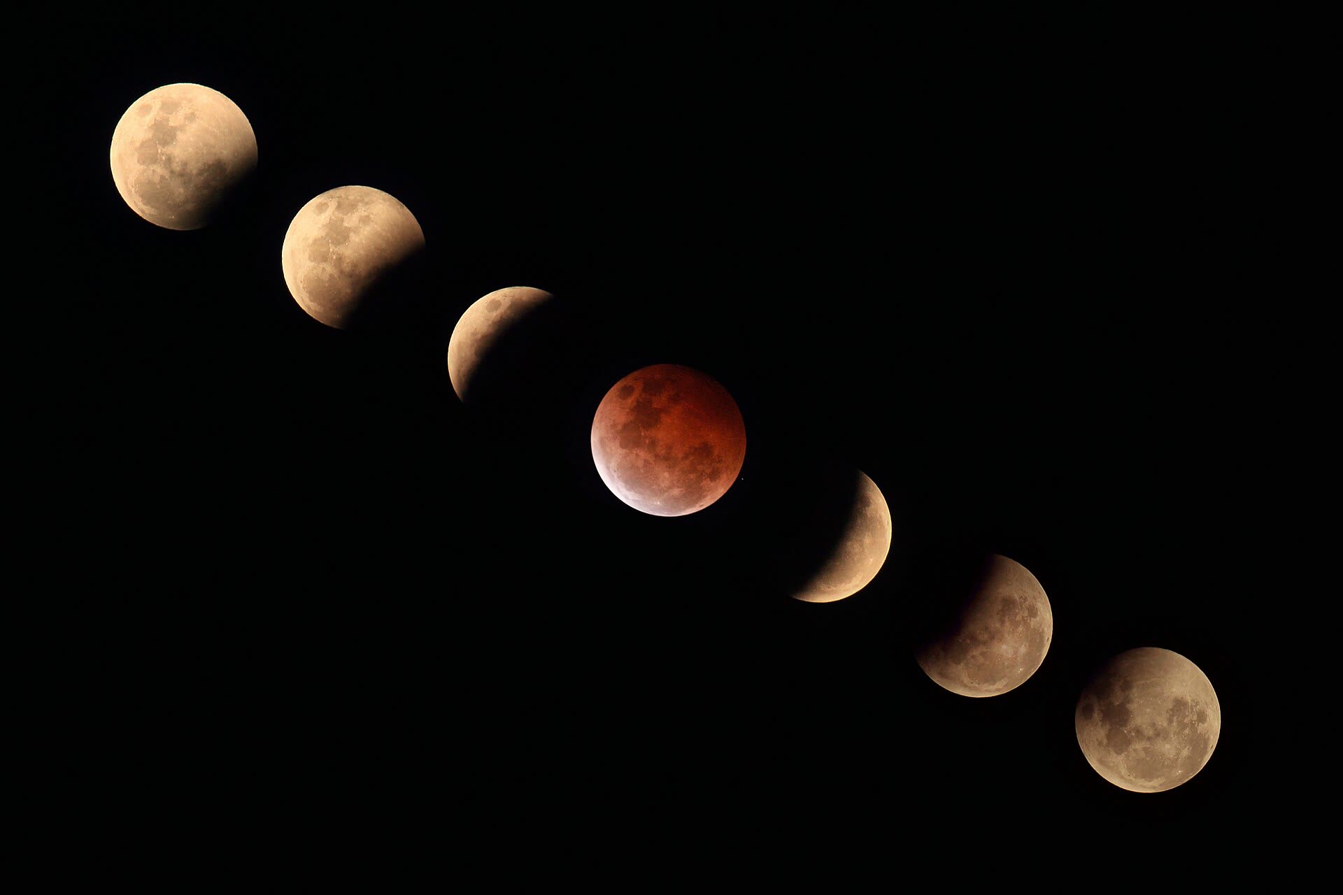 Luna de sangre durante un eclipse lunar total