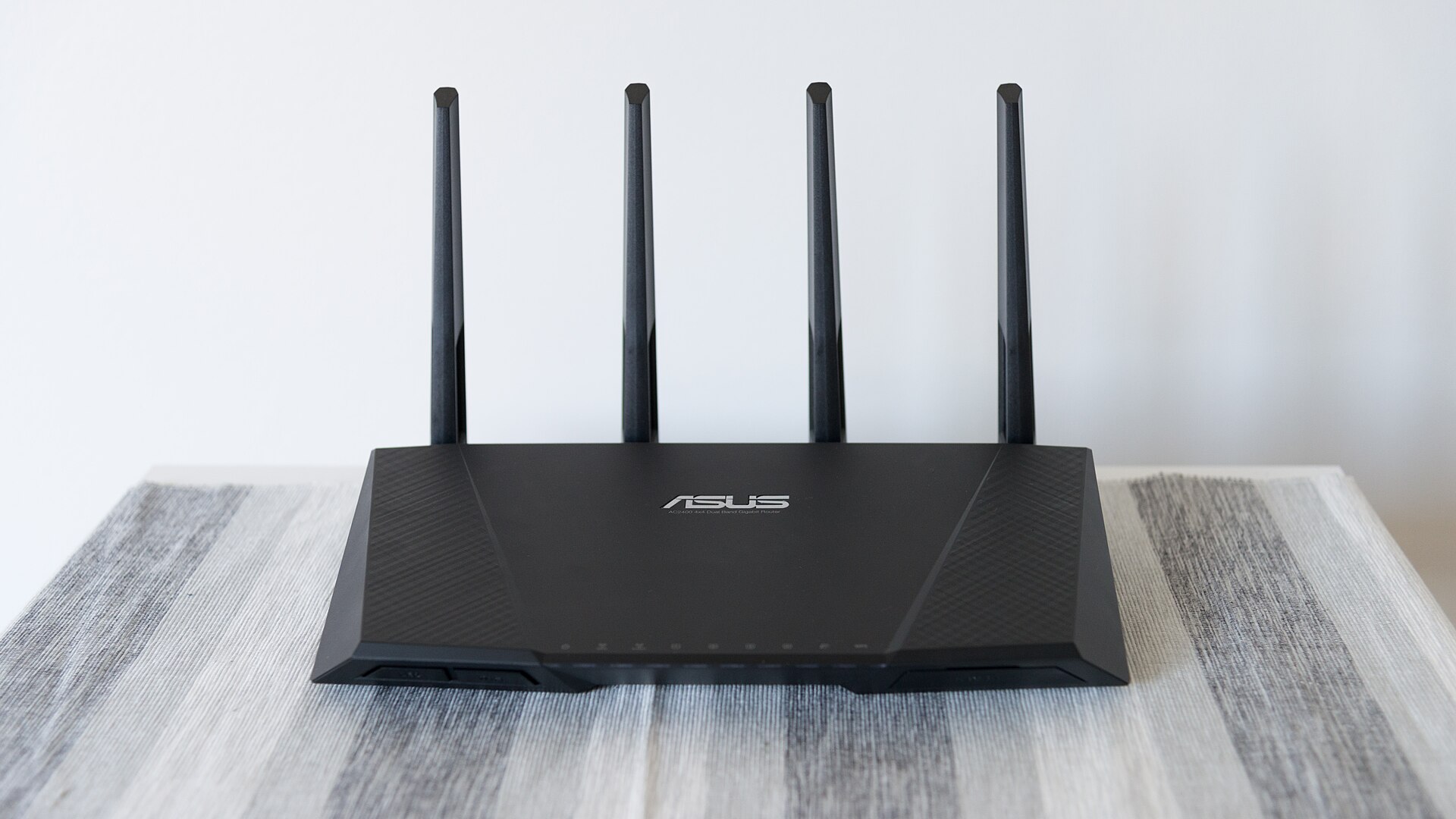 Router WiFi ASUS con sus cuatro antenas hacia arriba