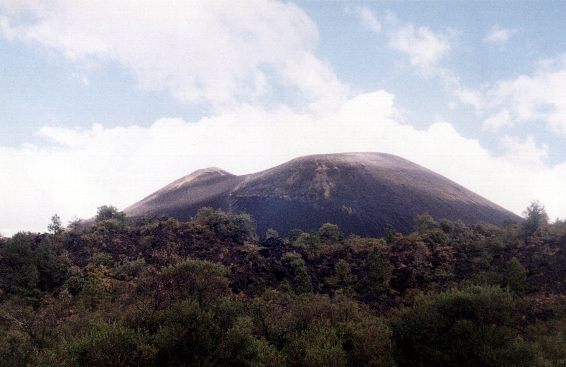 El cono del Paricutín en Michoacán, el volcán que nació en un maizal en 1943.