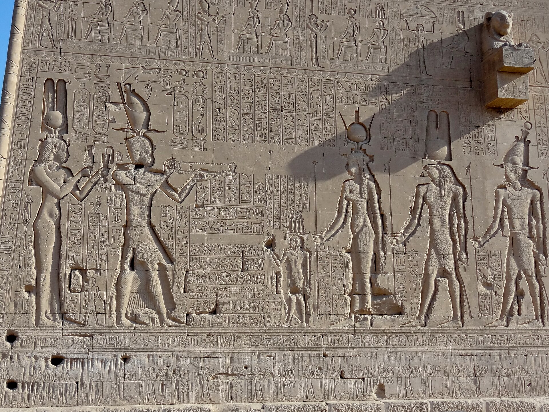 Relieves con jeroglíficos en un templo del Egipto ptolemaico