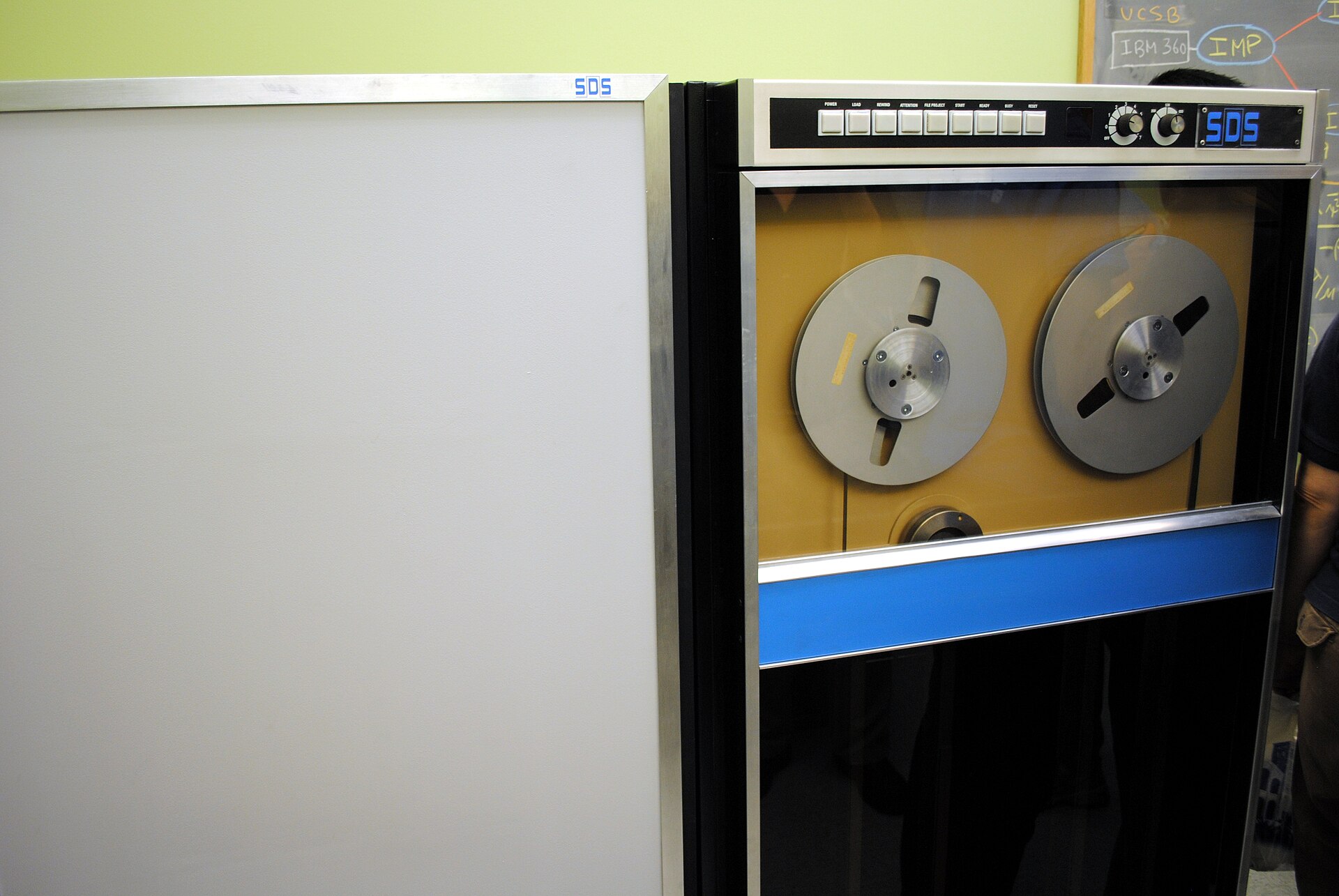 La SDS Sigma-7 de la UCLA, la primera computadora conectada a ARPANET en 1969, desde la cual se envió el primer mensaje de la red.