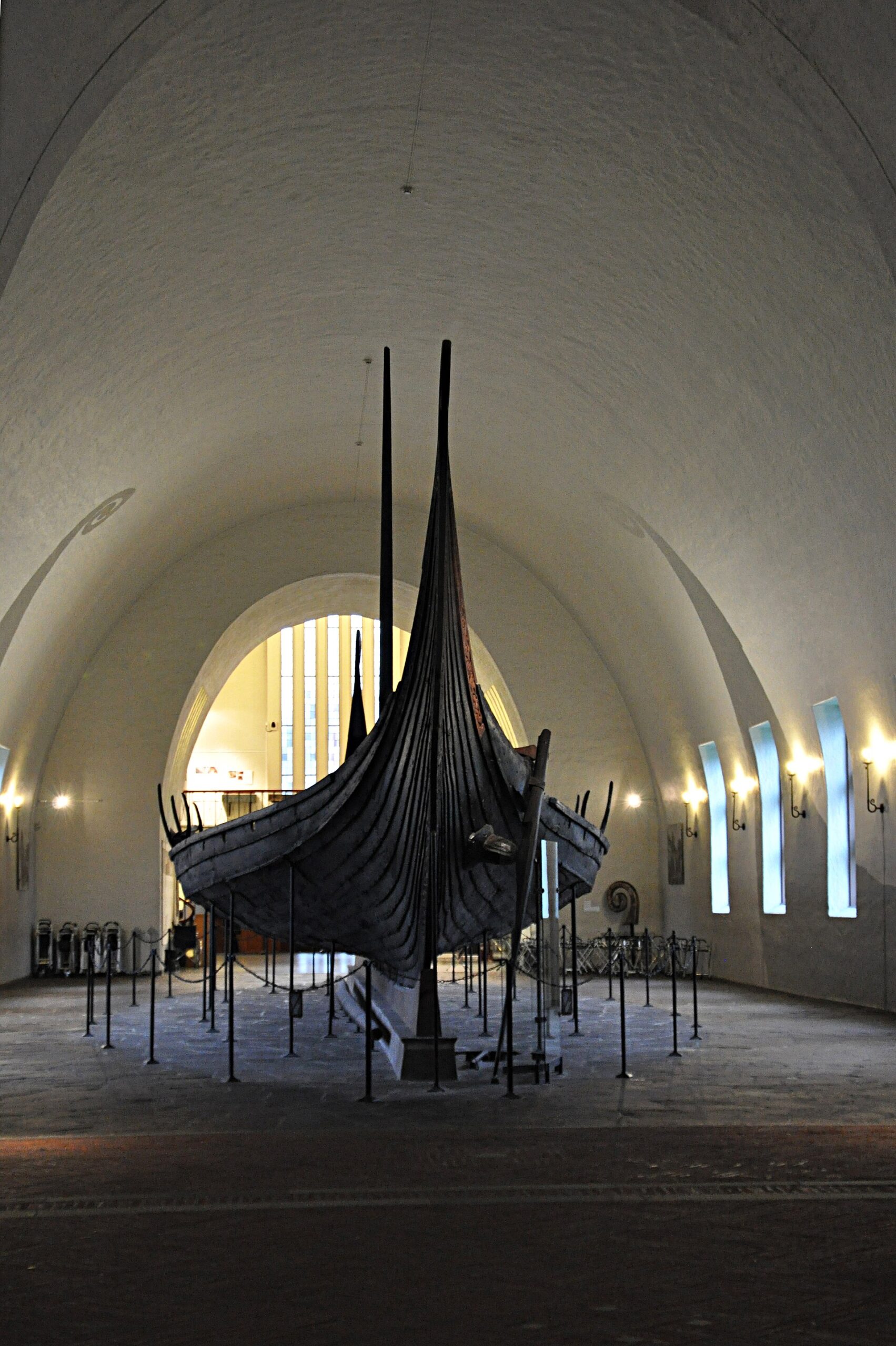 El barco de Oseberg, embarcación vikinga del siglo IX en el museo de Oslo